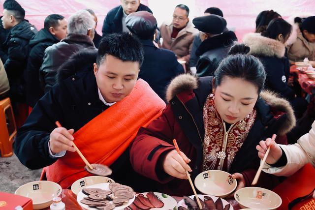 女方婚礼现场退还99999元彩礼 感动众人