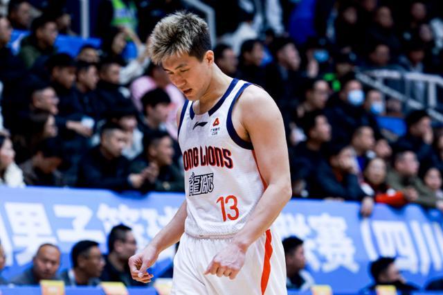 郭艾伦25+6赛季新高!广州负青岛4连败 徐昕14+12段昂君24分:郭艾伦升至三分榜第41位