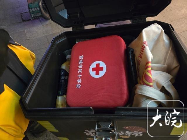 跟着夜班“骑士”送外卖 寒夜里的温暖传递