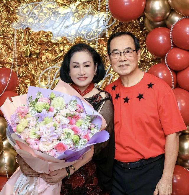 钟丽缇在北京家中为妈妈办78岁生日派对，长相身材几乎都遗传妈妈 岁月从不败美人