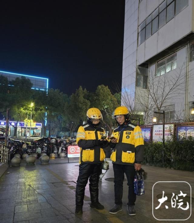 跟着夜班“骑士”送外卖 寒夜里的温暖传递