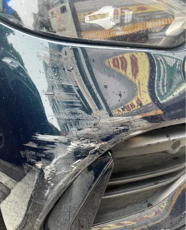 男子散步途中留下“善意纸条” 平凡身影暖人心