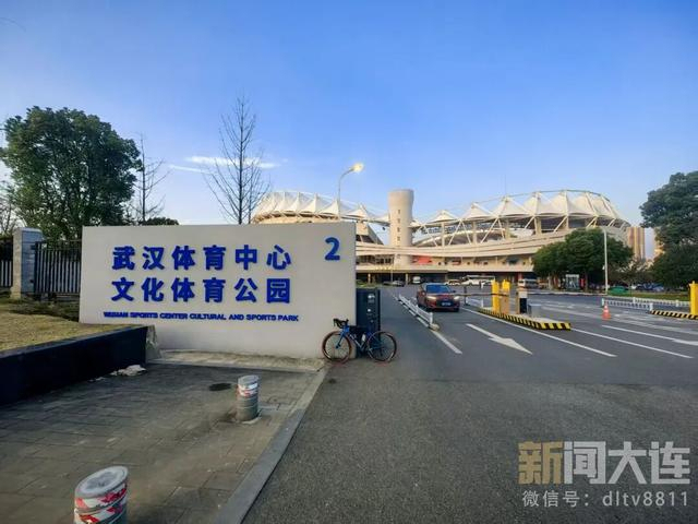 大连男子骑行“远征”武汉 千里追随只为一句“大连必胜”