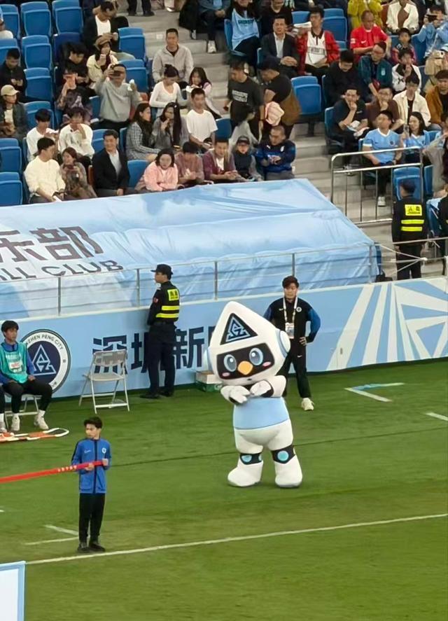 深圳新鹏城『机器人』️吉祥物“鹏鹏”登场 点燃球迷热情