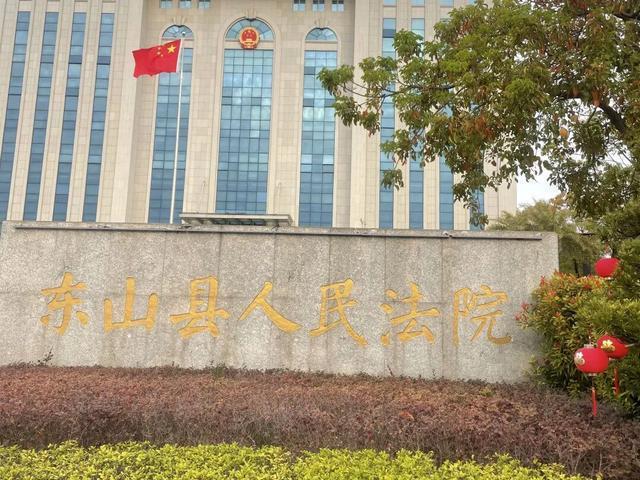 被打者持双节棍反击致闯入者轻伤二级 防卫边界引发争议