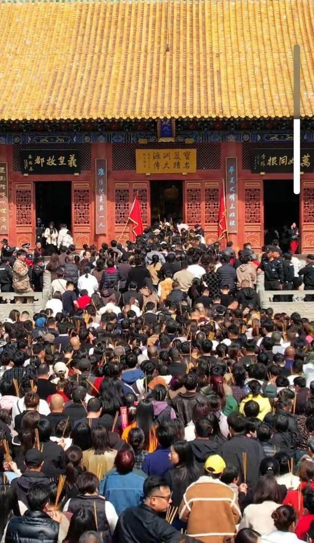 27万摊位首日卖出3000余个猪蹄 庙会经济复苏信号