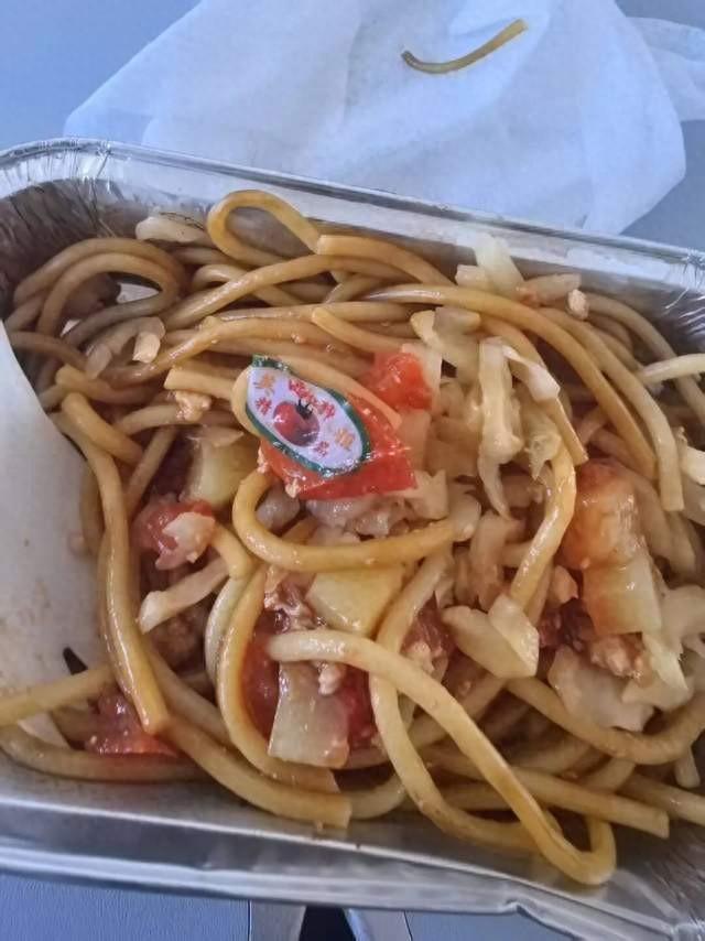 飞机餐吃出贴纸 千元赔偿变封口费
