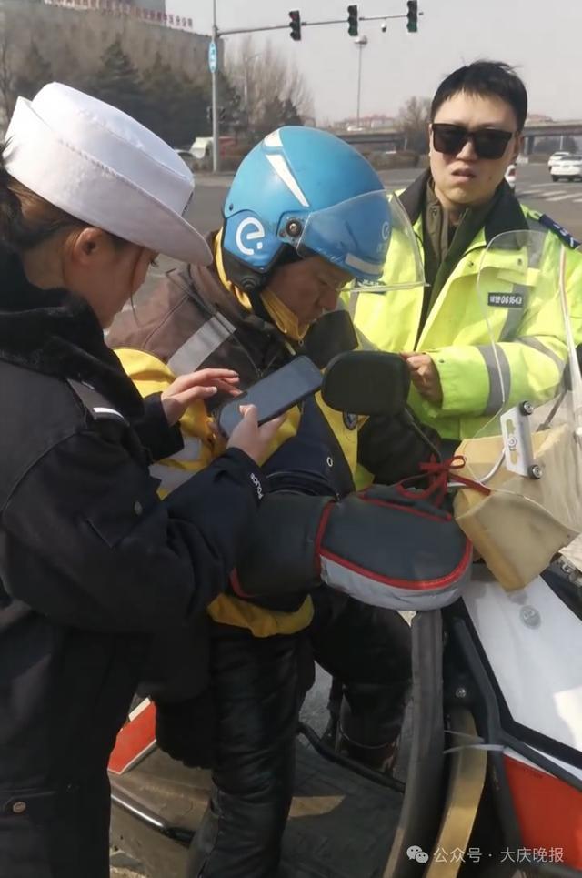 外卖骑手突发急病 民警帮忙送餐 交警暖心救助
