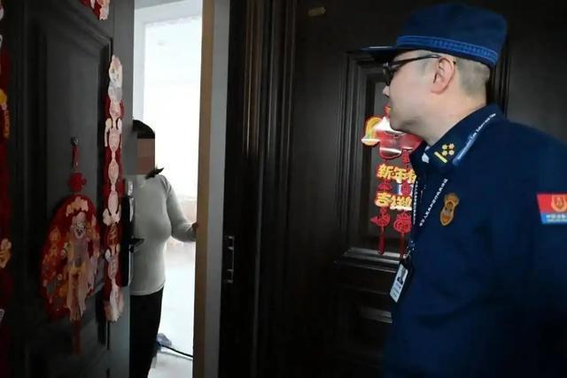 3岁熊孩子把枕头扔到点燃的锅上 家庭教育缺失引发热议