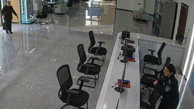 街头的这对“善良搭档”火了 爱心接力温暖人心