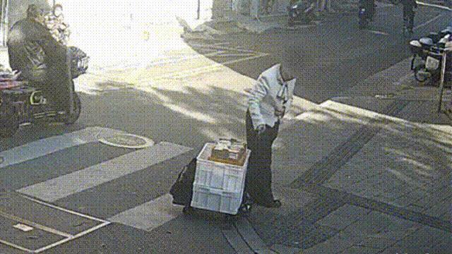 街头的这对“善良搭档”火了