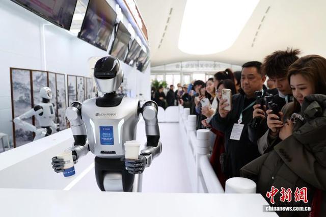 中关村论坛年会机器人浓度再创新高 科技互动体验升级
