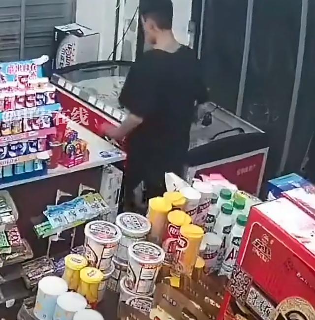 两男子当着睡着老板的面偷钱 凌晨超市惊魂