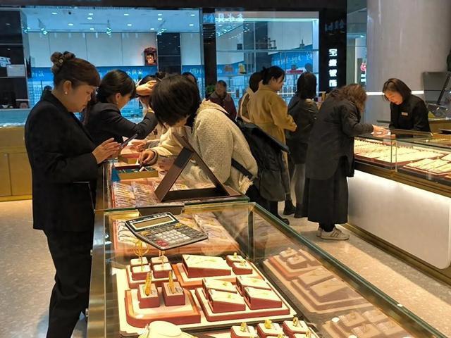 北京:金价暴跌,年轻人却冲进金店?“抄底”二字刻在人类DNA里