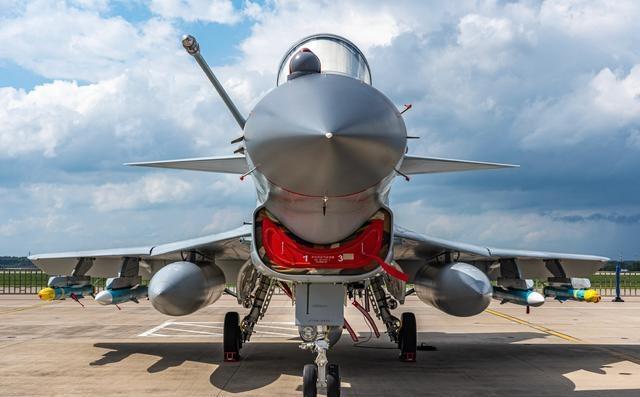 遭外机雷达照射 歼10C飞行员以牙还牙 雷霆反击彰显实力