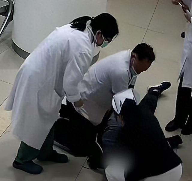 男子就医突发心脏骤停 医院迅速抢救