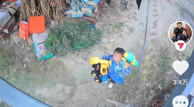 父亲回应孩子对着监控要玩具