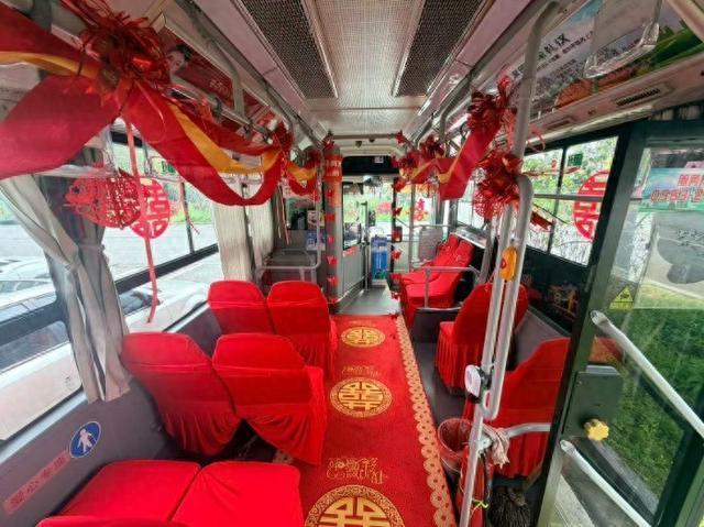 新人用公交车当婚车 费用999元