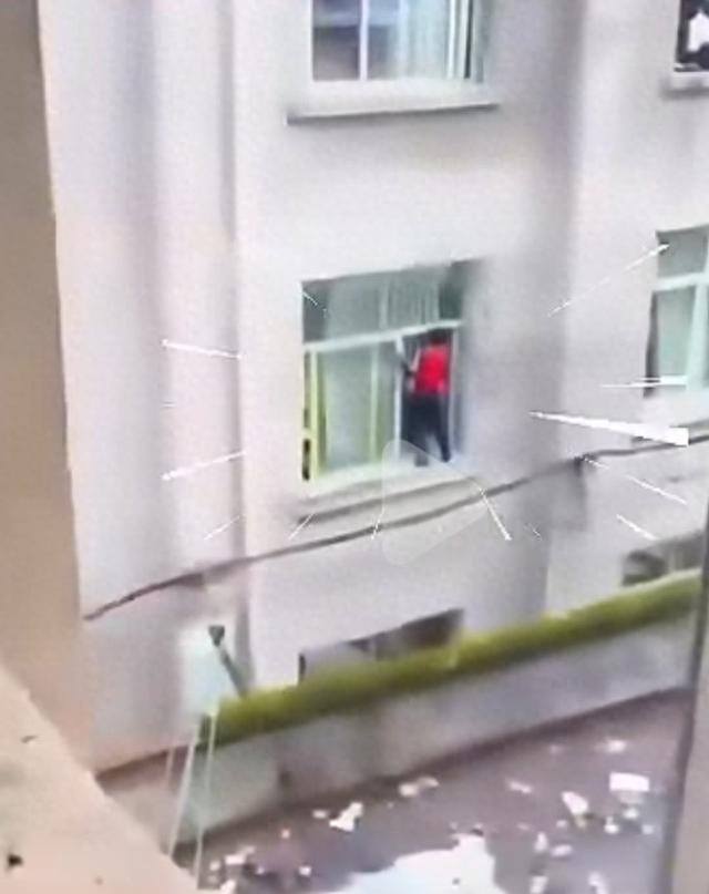 小学生爬出窗户 教体局回应