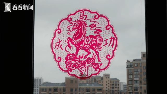 百户烂尾楼业主等了7年终拿房产证 七年等待终圆安居梦