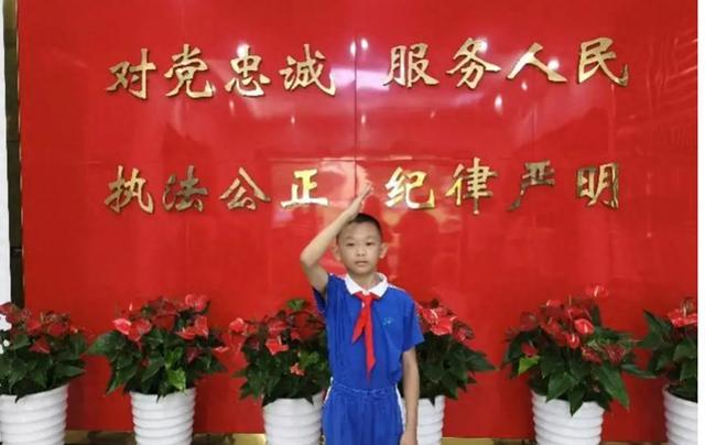 上学路上捡到黄金 这名少年的举动亮了