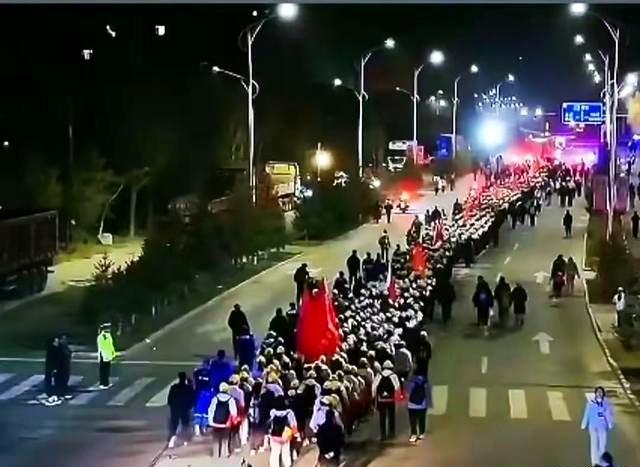 师生百里祭英烈家长凌晨夹道壮行 用脚步丈量信仰