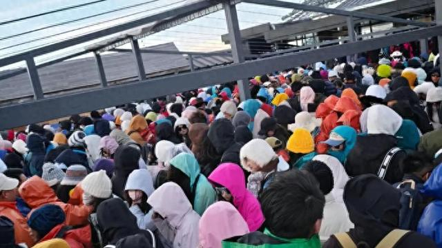 大量游客滞留云南玉龙雪山山顶数小时