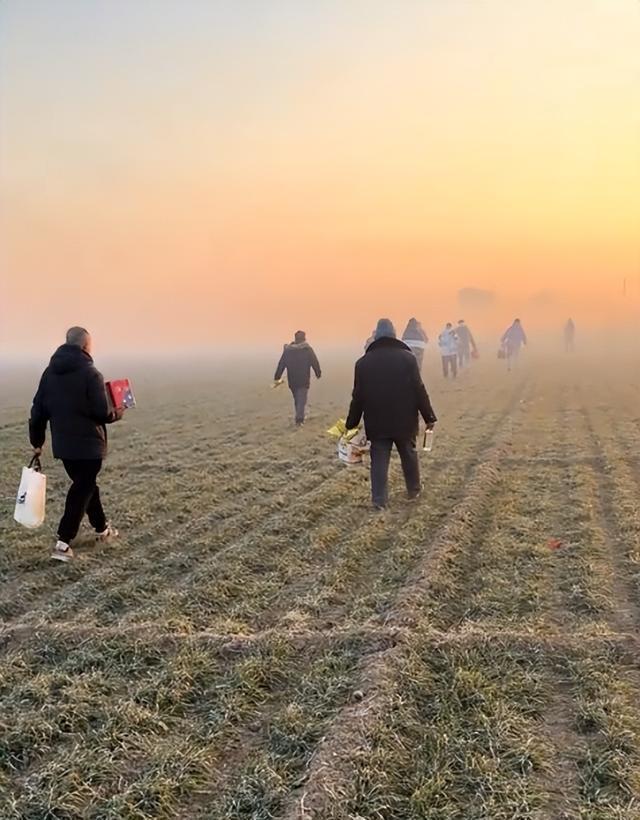 广西人扫墓堪比特种兵训练 艰苦溢价的祭祖之路