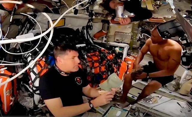 美宇航员太空中意外半裸出镜 直播画面突然中断