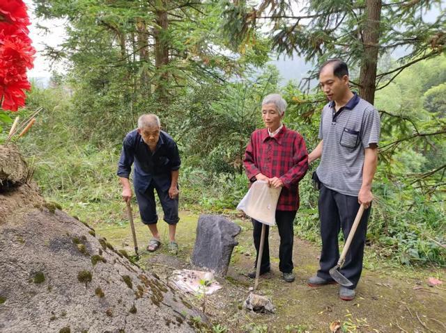 三代人守了一座墓95年 跨越世纪的承诺