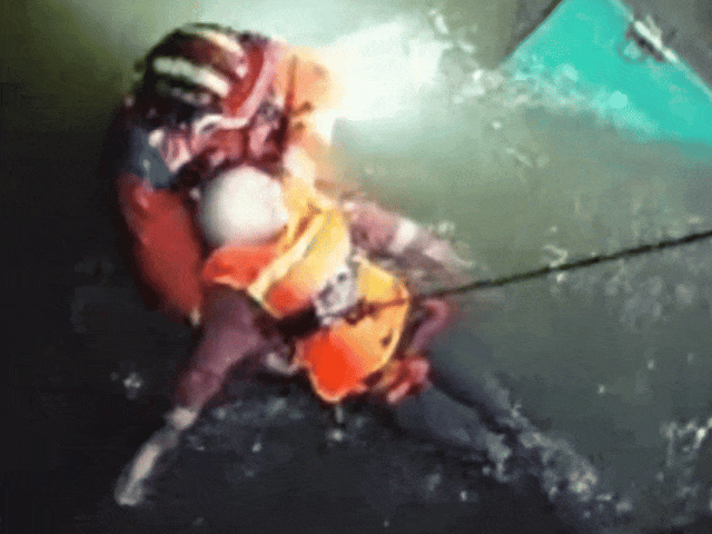 消防员拼命“撤回”姑娘的冲动操作 醉酒跳河险酿悲剧