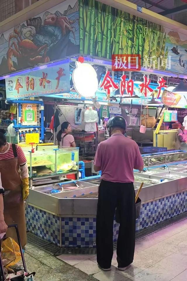 鱼档少年五六岁就会帮家里打鱼鳞 炊火气里的酬金小孩