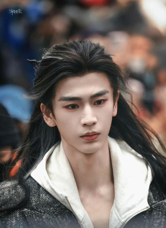 张凌赫出发《逐玉》庆功宴路透 转型“疯批美人”