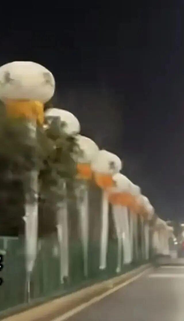 当地回应一路段插满白事灯笼