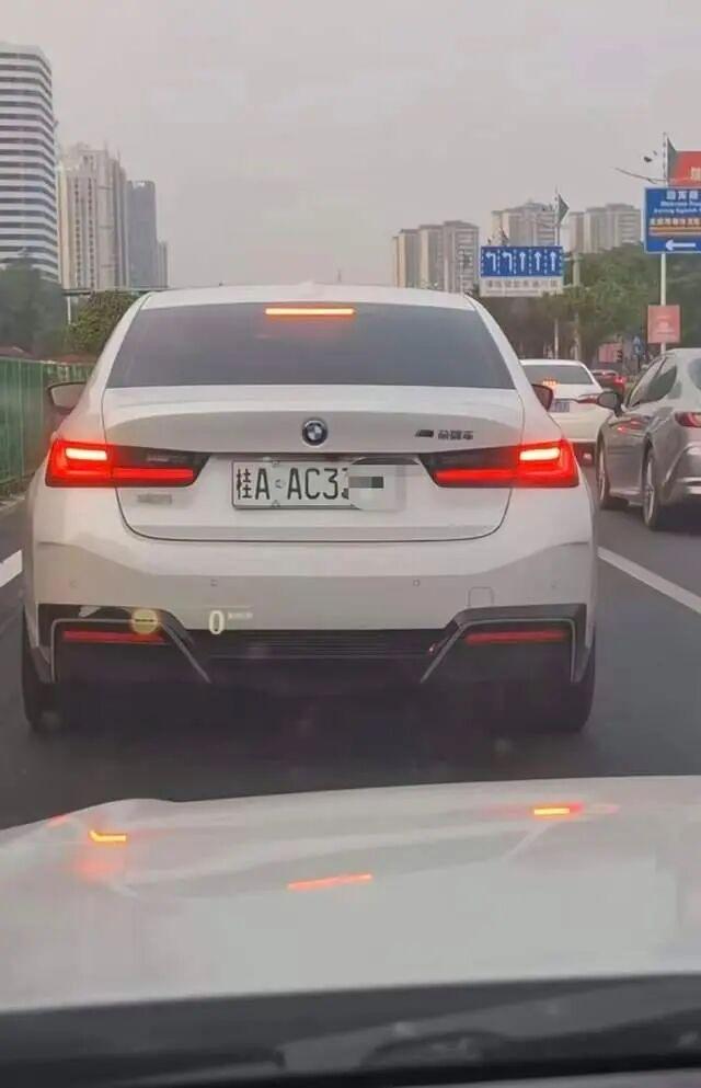 绿牌改白底黑字造孽 车主追求个性反成造孽