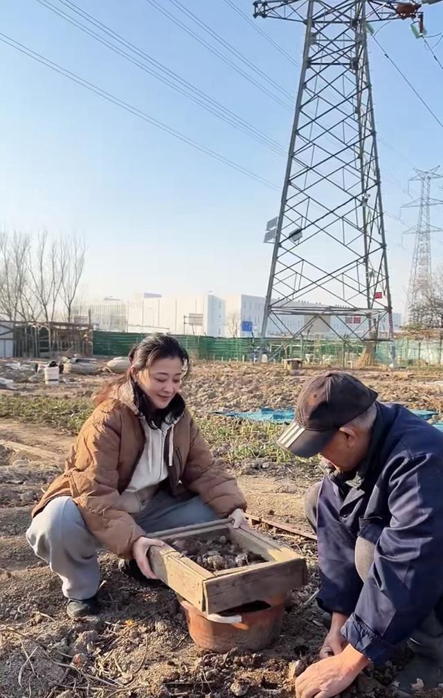 梅婷12岁女儿快快近照 母女温馨互动引羡慕