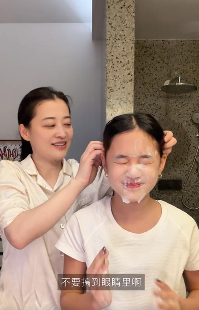 梅婷12岁女儿快快近照 母女温馨互动引羡慕