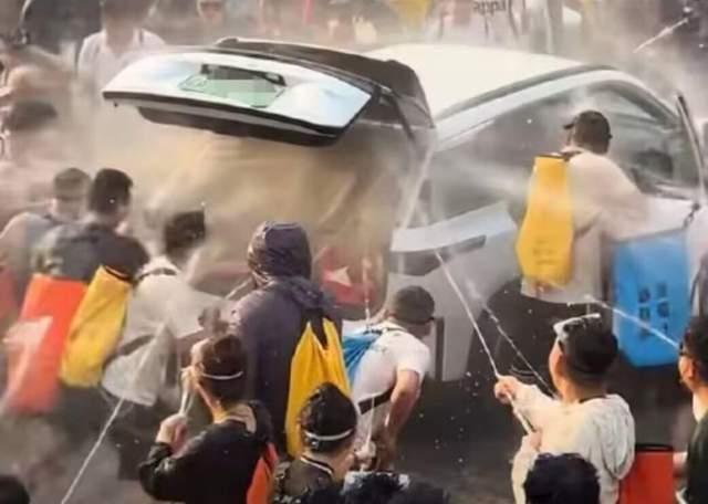 西双版纳泼水节汽车遭拉开门喷水
