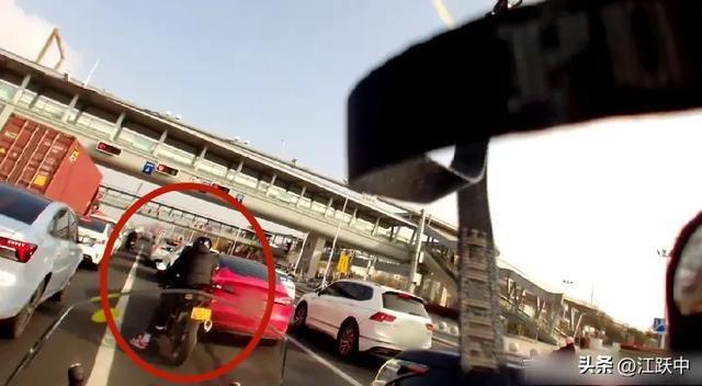 男子无证骑摩托还用胶带变造号牌 被警方查获