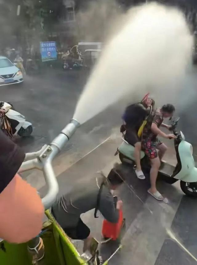 洒水车出租公司宣传用水枪喷射路人 官方已禁止此类行为