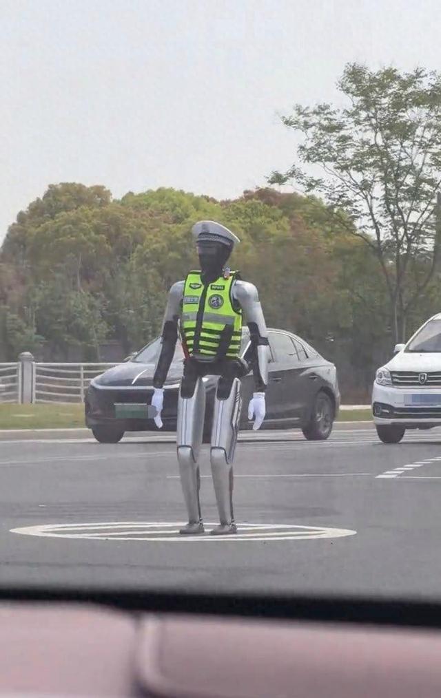 看到机器人交警在指挥交通