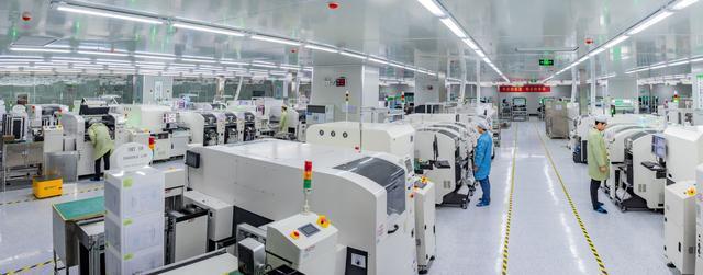 人形机器人替代人类进行平板电脑测试 具身AI工业化元年