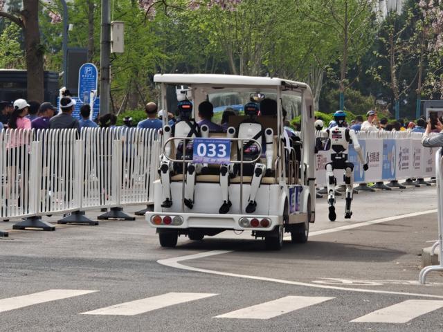 亦庄半马机器人提速 摔跤也出续集 机器人进化再加速