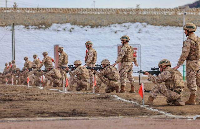 高原实弹射击的震撼力冲出屏幕了 锤炼高寒缺氧下实战能力