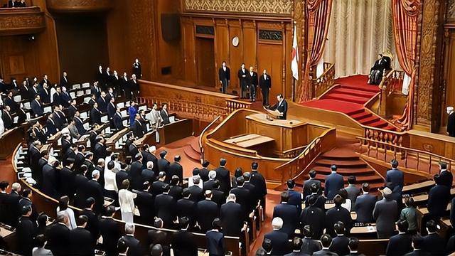 王牌坦克炸膛痛击自己人，高市无视连出阴招，悲剧或将继续上演
