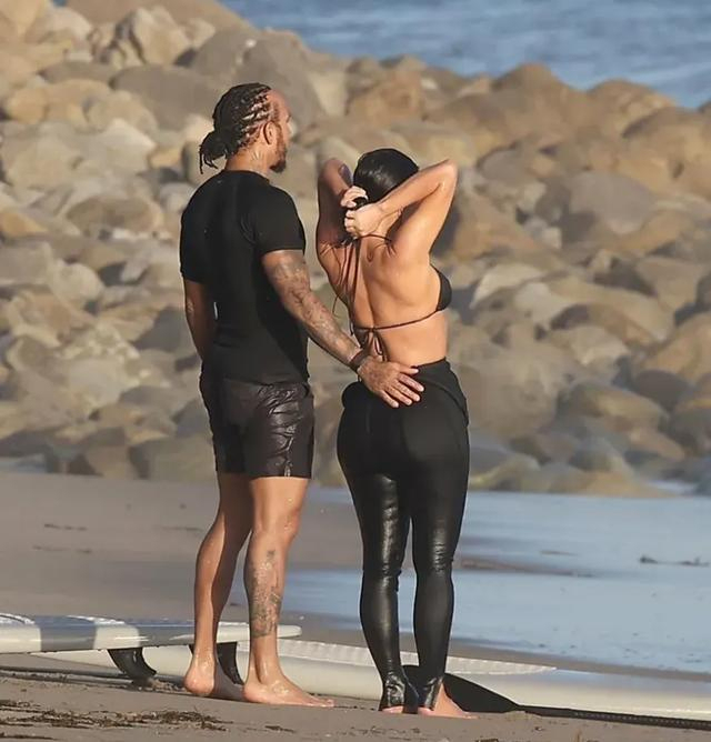 金·卡戴珊和汉密尔顿海边热吻被拍 甜蜜冲浪之旅大秀恩爱