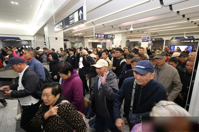 宁马线开通乘客等三趟车没挤上 首日体验热情高涨