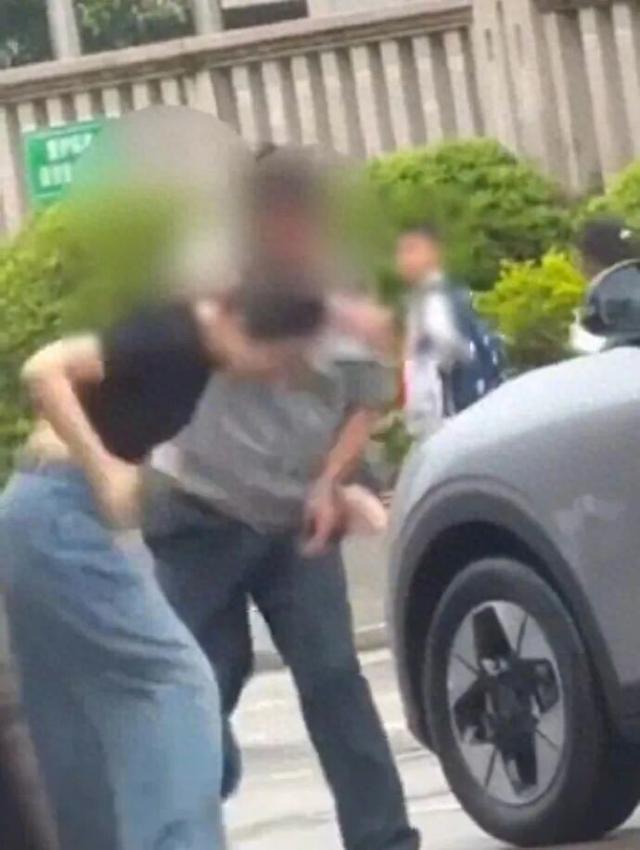 “女子踹保安反被扇”事件反转