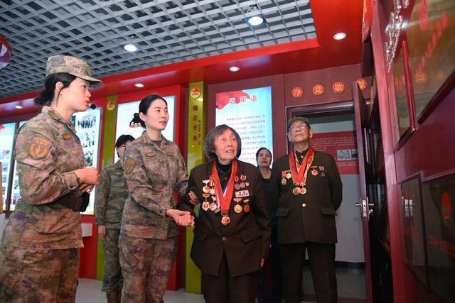 抗美援朝老兵走进军营讲战斗故事 传承先烈精神