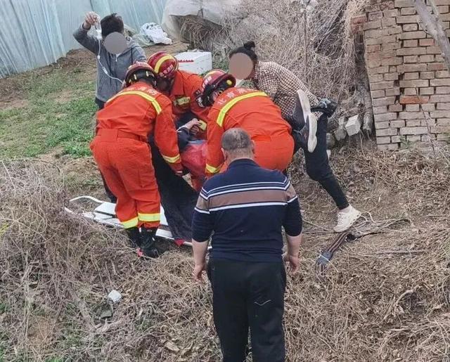 男子爬树被卡倒挂7个多小时 消防紧急救援